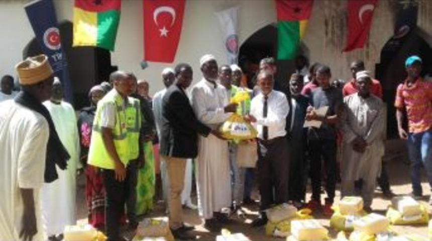 Tika&rsquo;dan Gine&rsquo;de Bin Aileye Gıda Yardımı