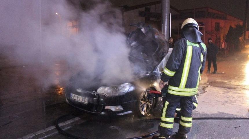 Motoru Yanan Otomobili İtfaiye Ekipleri S&ouml;nd&uuml;rd&uuml;