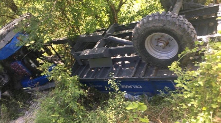 Kontrolden &Ccedil;ıkan Trakt&ouml;r Takla Attı: 1 &Ouml;l&uuml;, 3 Yaralı