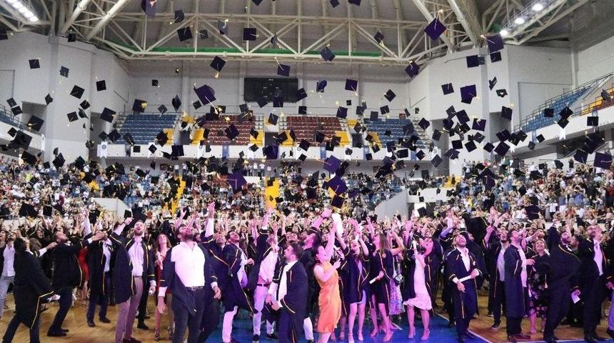 Toros &Uuml;niversitesi&rsquo;nde Mezuniyet Coşkusu