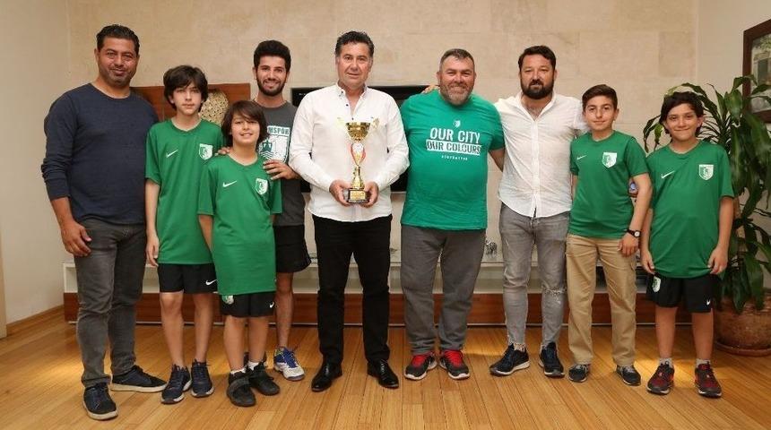 K&uuml;&ccedil;&uuml;k Tenis&ccedil;iler Mutluluklarını Başkan Kocadon İle Paylaştı