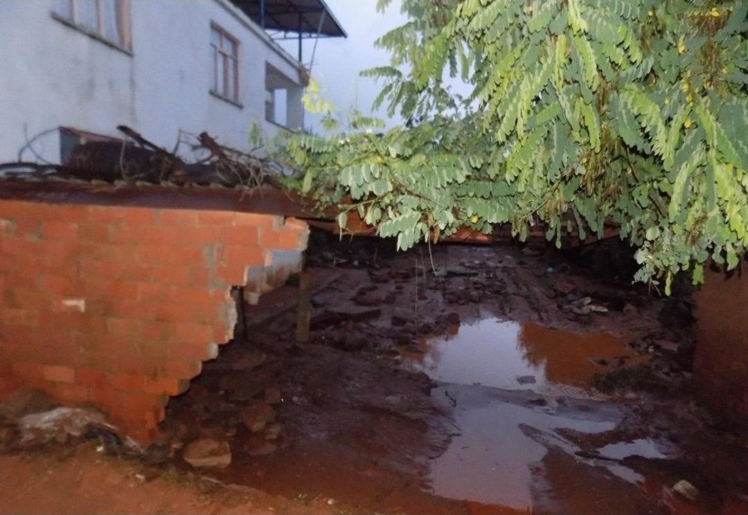 Sel Ahırı Yıktı,hayvanlar Son Anda Kurtuldu