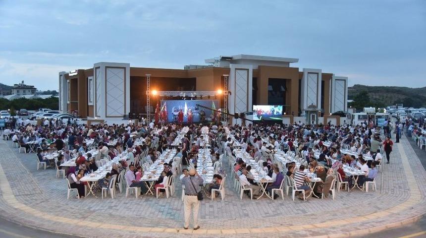 Y&uuml;cel, İftarını Vatandaşlarla Birlikte Yaptı