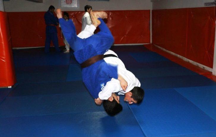 (özel Haber) Tavsiye Üzerine Başladı Hem Avrupa Şampiyonu Hem De Dünya 3’ncüsü Oldu G1