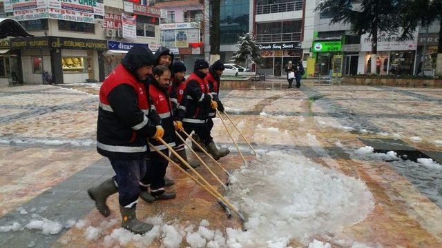 Düzce Belediyesi Hafta Sonu Etkili Olan Karla Mücadeleyi Başarıyla Yürütüldü