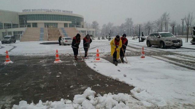 Düzce Belediyesi Hafta Sonu Etkili Olan Karla Mücadeleyi Başarıyla Yürütüldü