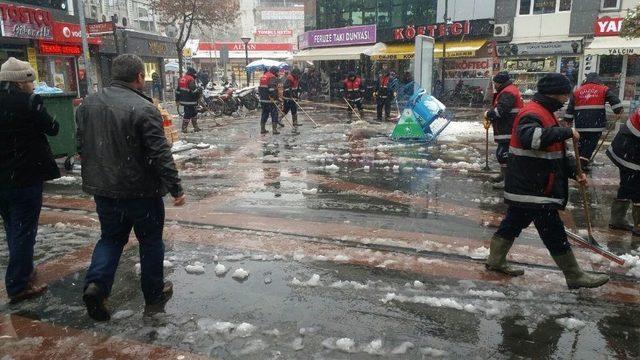 Düzce Belediyesi Hafta Sonu Etkili Olan Karla Mücadeleyi Başarıyla Yürütüldü