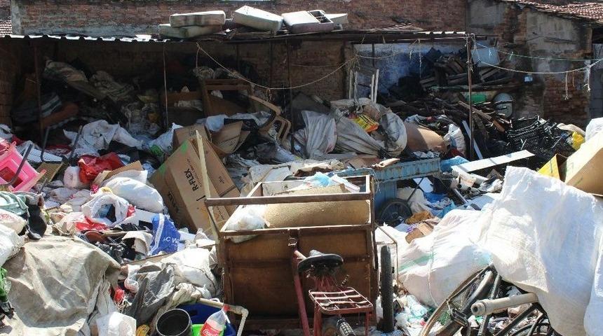 &Ccedil;&ouml;p Ev Nazilli Belediyesi Ekipleri Tarafından Temizlendi