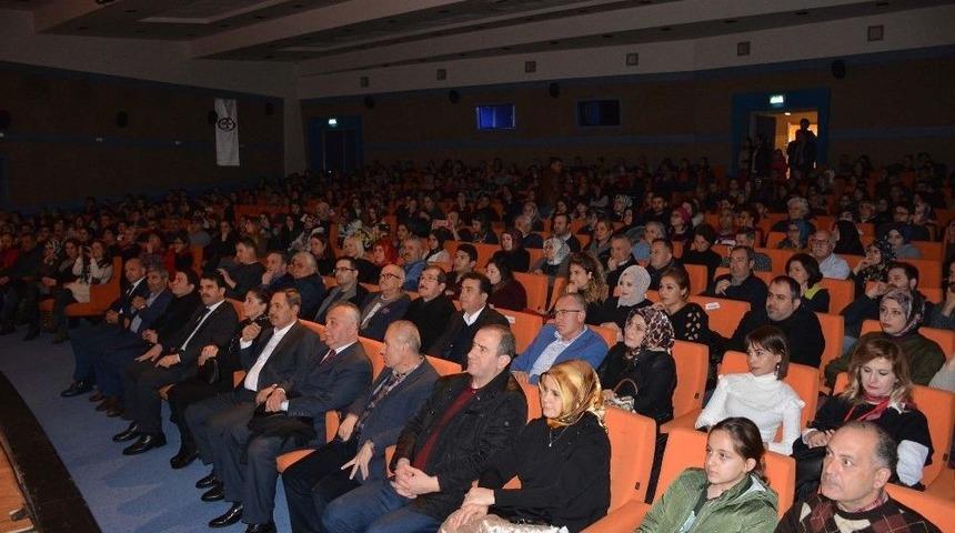 “köyde Seçim Var” Tiyatro Oyunu Beğeni Topladı