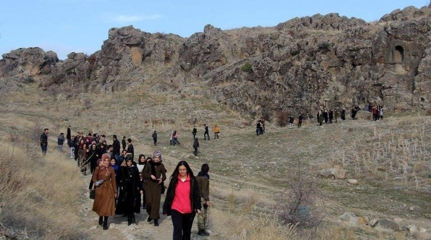 Beyşehir G&ouml;l&uuml; Etrafındaki K&uuml;lt&uuml;rel Miras Ve Adalar &Uuml;niversite &Ouml;ğrencilerine Tanıtıldı