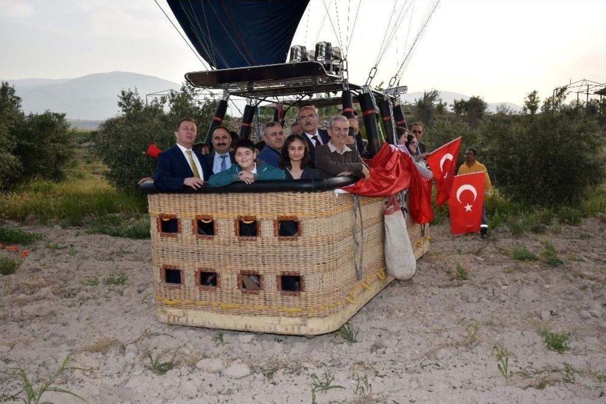 Afrin&rsquo;deki Mehmet&ccedil;iklerin &Ccedil;ocukları Pamukkale&rsquo;yi Balonla Gezdi