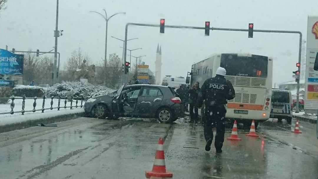 8 Ara&ccedil; Birbirine Girdi