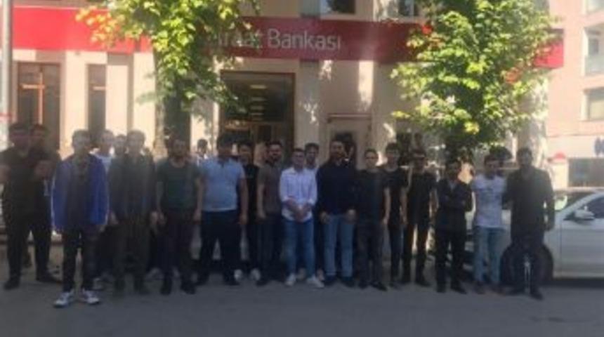 Gen&ccedil;ler Cumhurbaşkanı Erdoğan&rsquo;ın Se&ccedil;im Kampanyasına Destek Verdiler