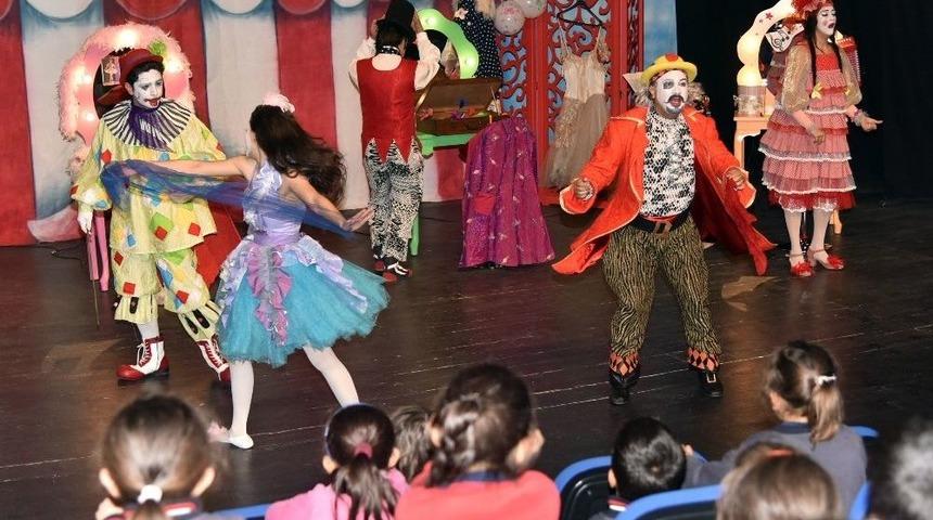 Öğrenciler İlk Kez Tiyatro İle Buluştu