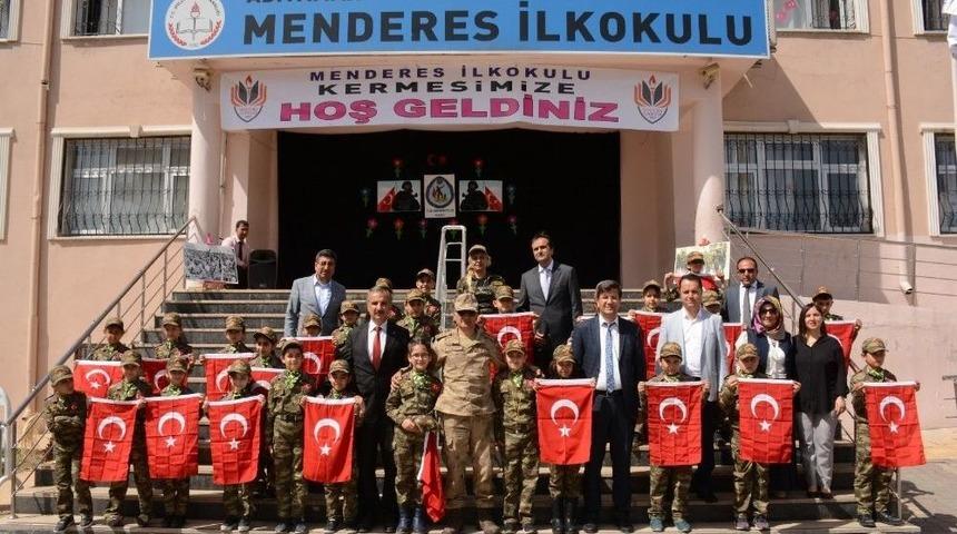 Menderes İlkokulu Mehmet&ccedil;ik Vakfı Yararına Kermes D&uuml;zenledi