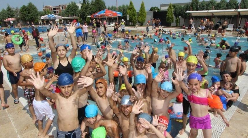 Saruhanlı Belediyesinden Öğrencilere Ücretsiz Havuz