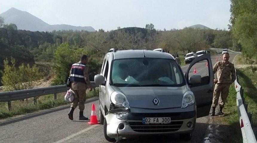Hafif Ticari Ara&ccedil; Yayaya &Ccedil;arptı: 1 &Ouml;l&uuml;, 1 Yaralı