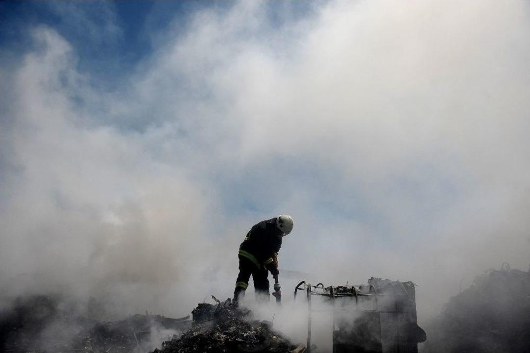 Bilerek Yakıldığı İddia Edilen Hurdalık Tehlike Sa&ccedil;ıyor