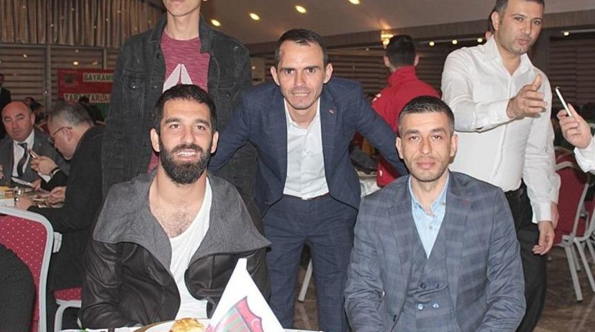 Arda Turan, Bayrampaşa Taraftarlar Derneği&rsquo;nin Yemeğine Katıldı