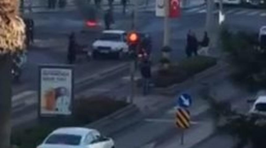 Kendini Ateşe Veren Vatandaşa Yangın S&ouml;nd&uuml;rme T&uuml;p&uuml;yle M&uuml;dahale