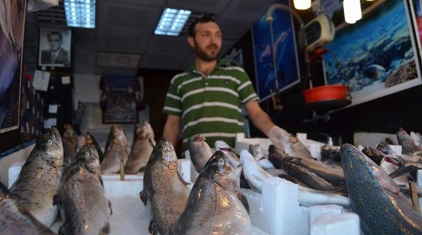 Balıkçı Tezgahları Balık Olmayınca Sebze Ve Meyve Tezgahına Döndü