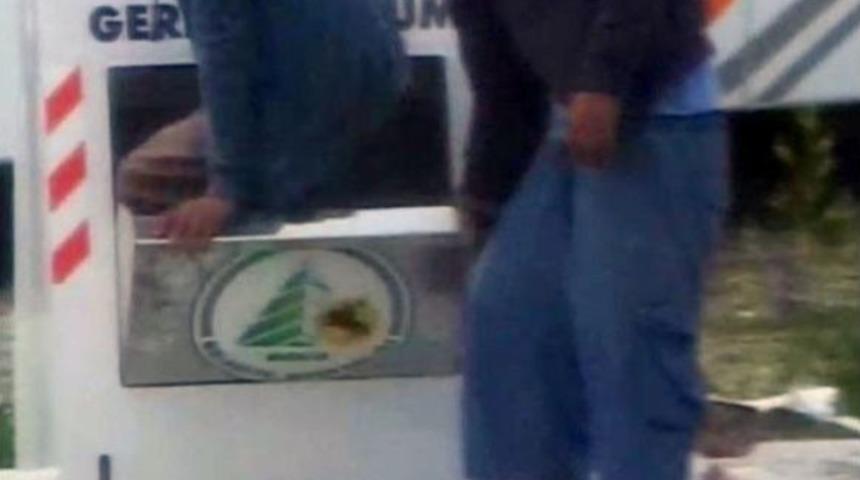 Katı Atık Toplamak İ&ccedil;in &Ccedil;&ouml;p Konteynerine Girdi