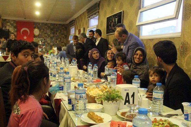 Vali İsmail Ustaoğlu, Suriyeli Sığınmacılarla İftarda Buluştu