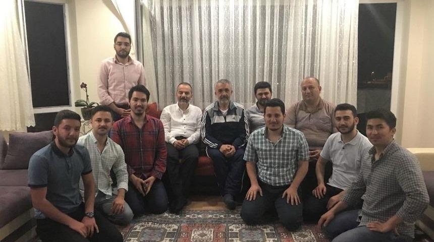 Rekt&ouml;r Bilgi&ccedil; &Ouml;ğrencilerin Evine Konuk Oldu