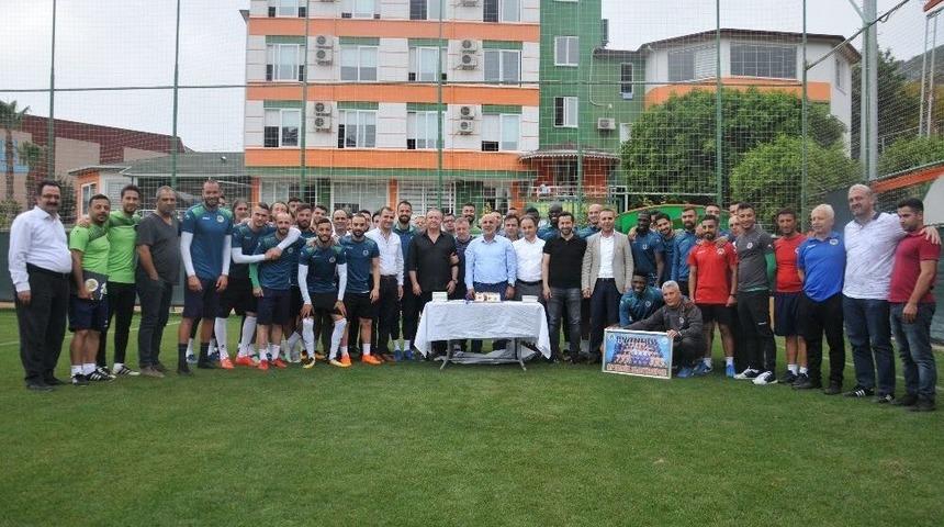 Alanyasporlu Futboculardan &Ccedil;avuşoğlu&rsquo;na S&uuml;rpriz Kutlama