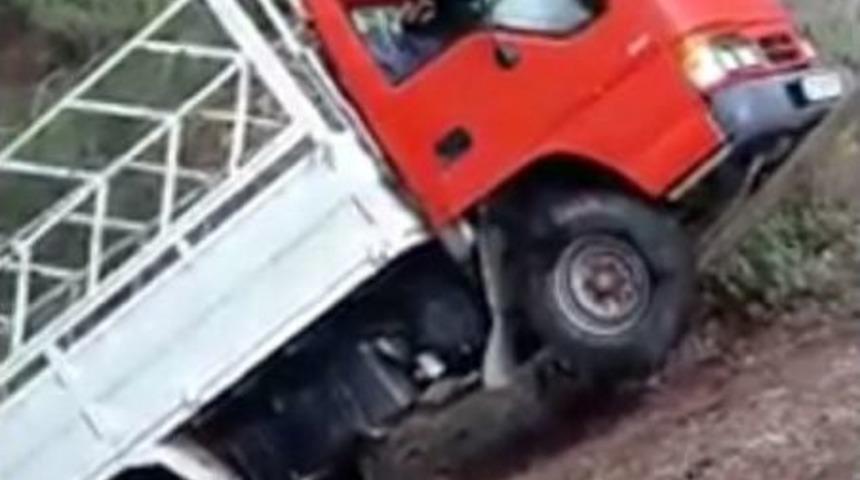 Kurtarılmak İstenen Kamyonet Halat Kopunca 300 Metre U&ccedil;uruma Yuvarlandı