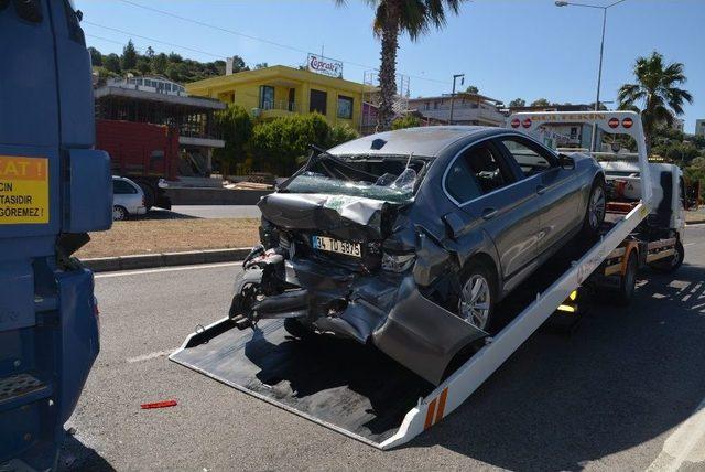 İzmir’de Kamyon İle Otomobil Çarpıştı: 3 Yaralı