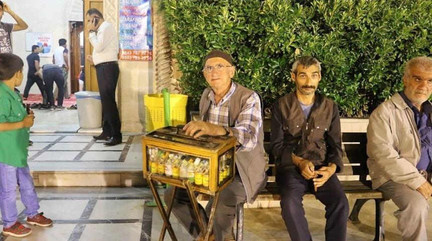 45 Yıldır Ekmeğini Esanstan &Ccedil;ıkarıyor