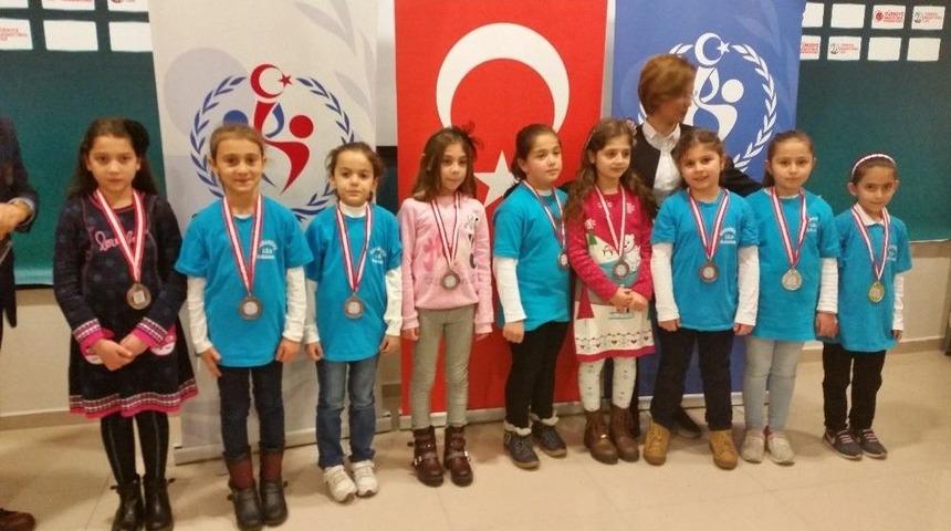 Satran&ccedil; Turnuvasında 9 Madalya Birden Kazandılar