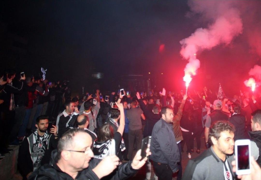 Beşiktaş Taraftarı Takımını Meşalelerle Karşıladı