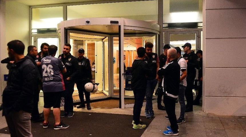 Beşiktaşlı Taraftarlar, Şenol G&uuml;neş İ&ccedil;im Hastaneye Akın Etti