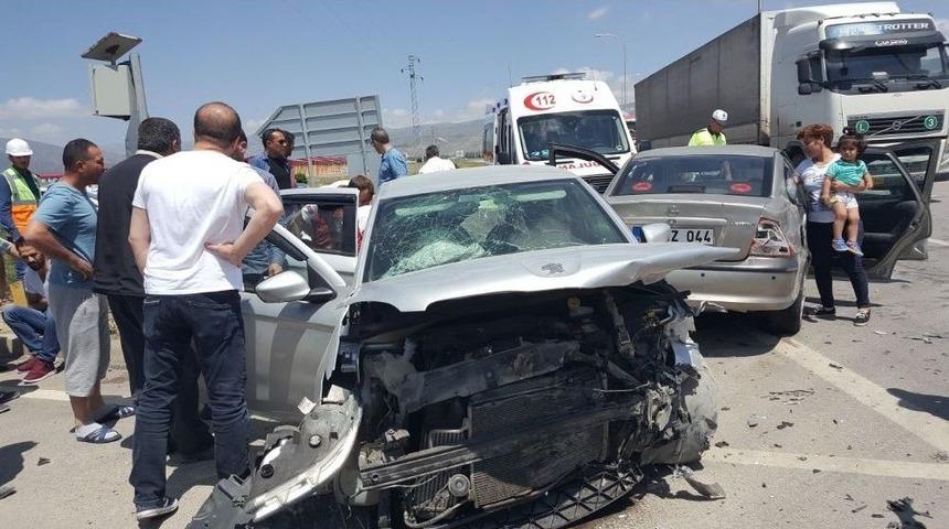 Erzincan&rsquo;da Trafik Kazası: 9 Yaralı
