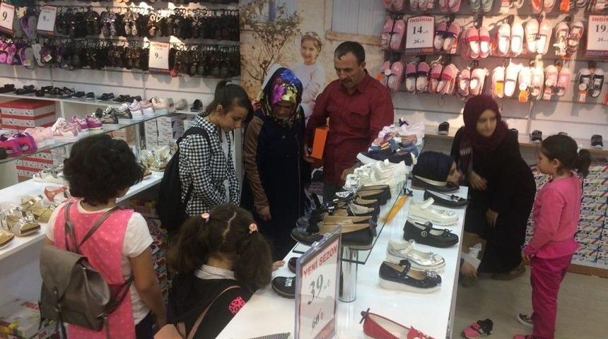 Bin &Ccedil;ocuğa Bayramlık Elbise Ve Ayakkabı