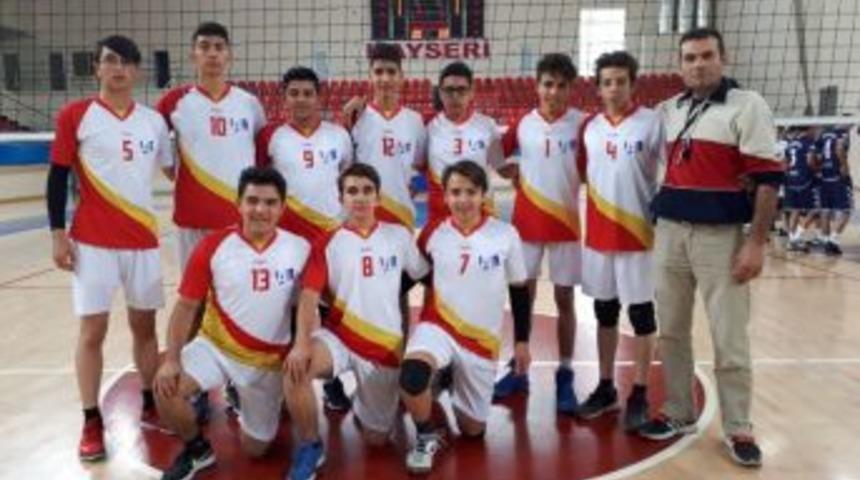 Salonu Olmayan Okulun Voleybol Takımı Filede Fırtına Estirdi