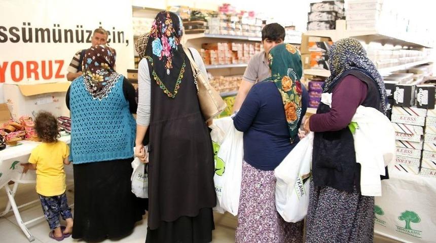 Şehitkamil&rsquo;den Bayram Kıyafeti Ve Temizlik Malzemesi Yardımı