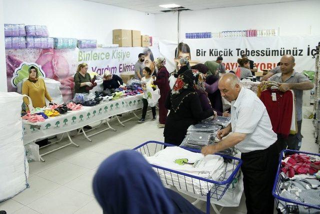 Şehitkamil’den Bayram Kıyafeti Ve Temizlik Malzemesi Yardımı