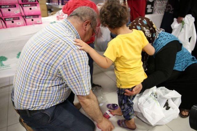 Şehitkamil’den Bayram Kıyafeti Ve Temizlik Malzemesi Yardımı