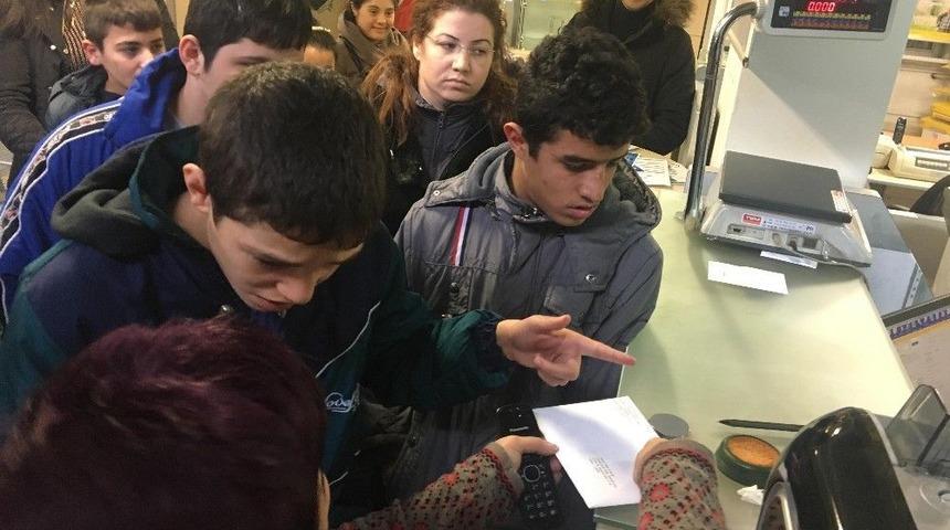 Engelli &Ccedil;ocuklar, Şehit &Ouml;ğretmenin Ailesini Unutmadı