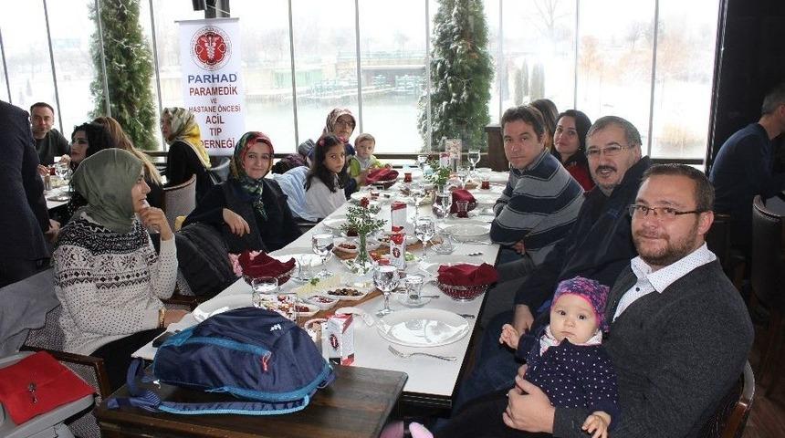 Hastane &Ouml;ncesi Acil Tıp &Ccedil;alışanları Kahvaltıda Bir Araya Geldi