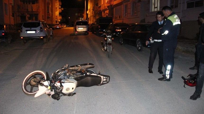 &Ccedil;arptığı Motosikleti Otomobilinin Altında 500 Metre S&uuml;r&uuml;kleyerek Ka&ccedil;tı