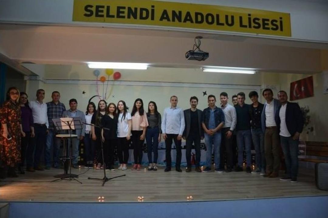 Selendili &Ouml;ğrencilerden Şiir Ş&ouml;leni