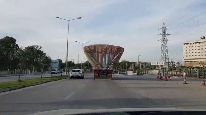 Adana&rsquo;da Aşırı Y&uuml;k Taşıyan Kamyonlar Tehlike Sa&ccedil;tı