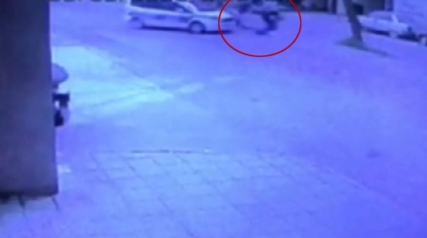(&ouml;zel) Polis Aracıyla &Ccedil;arpışan Motosikletli Defalarca Takla Attı