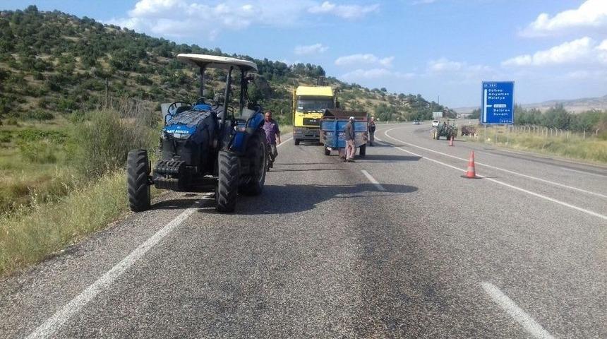 Tır İle Trakt&ouml;r &Ccedil;arpıştı: 1 Yaralı