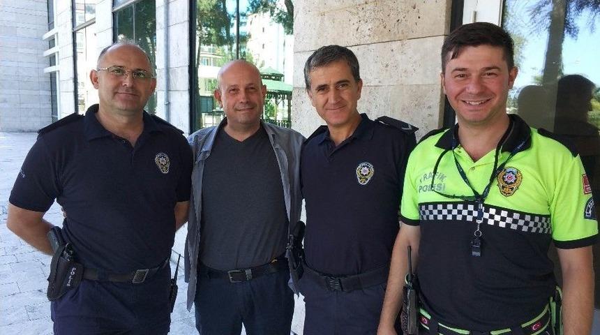 Polis Memuru &Uuml;nl&uuml; Akt&ouml;r Bruce Willis&rsquo;e Benzerliği İle Dikkat &Ccedil;ekiyor