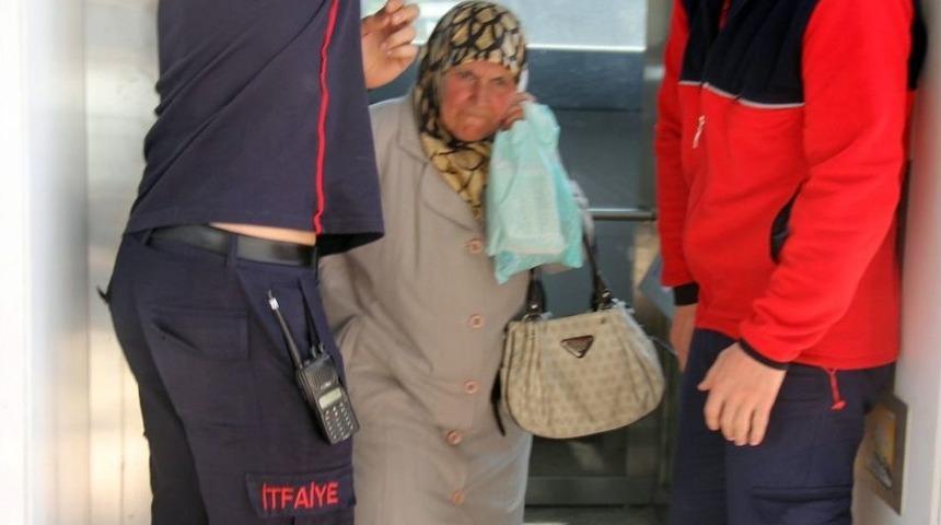 Asans&ouml;rde Mahsur Kalan Yaşlı Kadını İtfaiye Kurtardı
